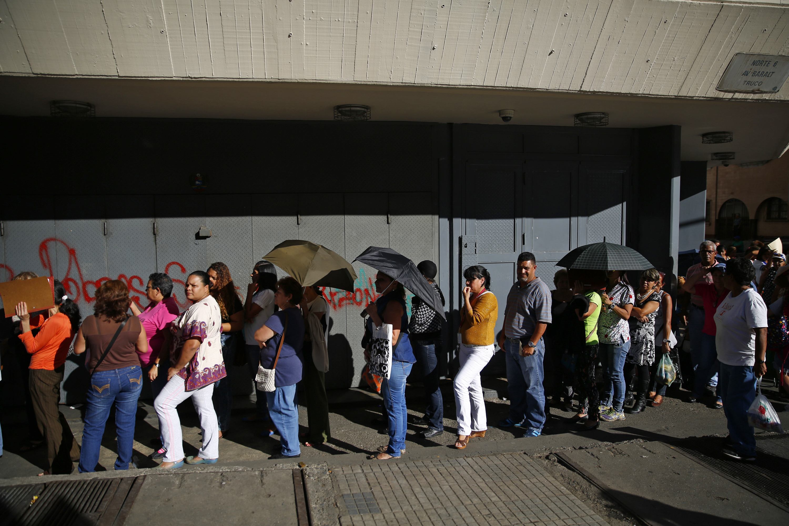 Imputados por fotografiar colas y protestas