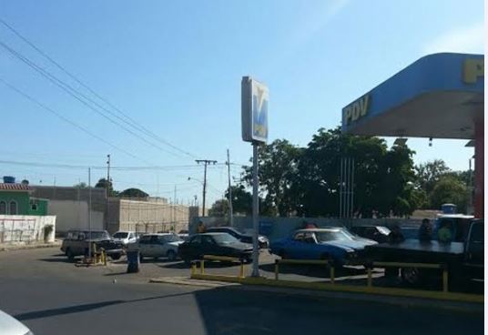 Continúan largas colas en estaciones de gasolina de Maracaibo