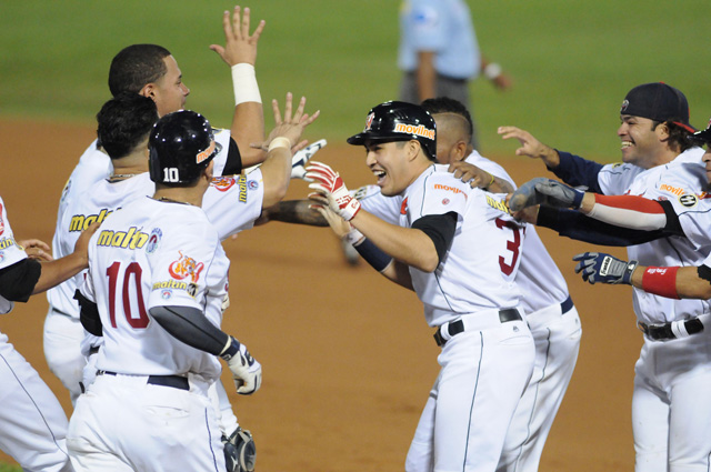 Los Tigres vencen a las Aguilas (Fotos)