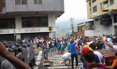 Así fue el enfrentamiento entre estudiantes y efectivos de seguridad en San Cristóbal #12F (Video)