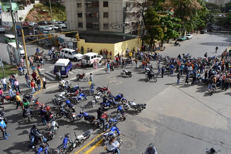 Motorizados cierran Intercomunal de El Valle (Fotos)