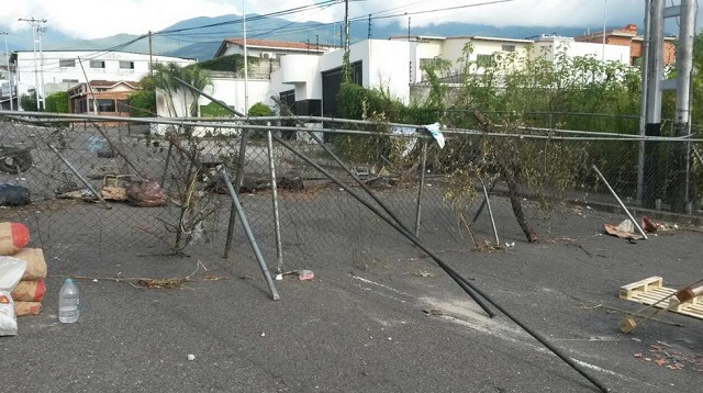 Trancan vías cercanas a la ULA Táchira (Fotos)