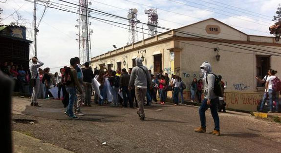Estudiantes del Iutepal protestan en San Cristóbal  (Fotos)
