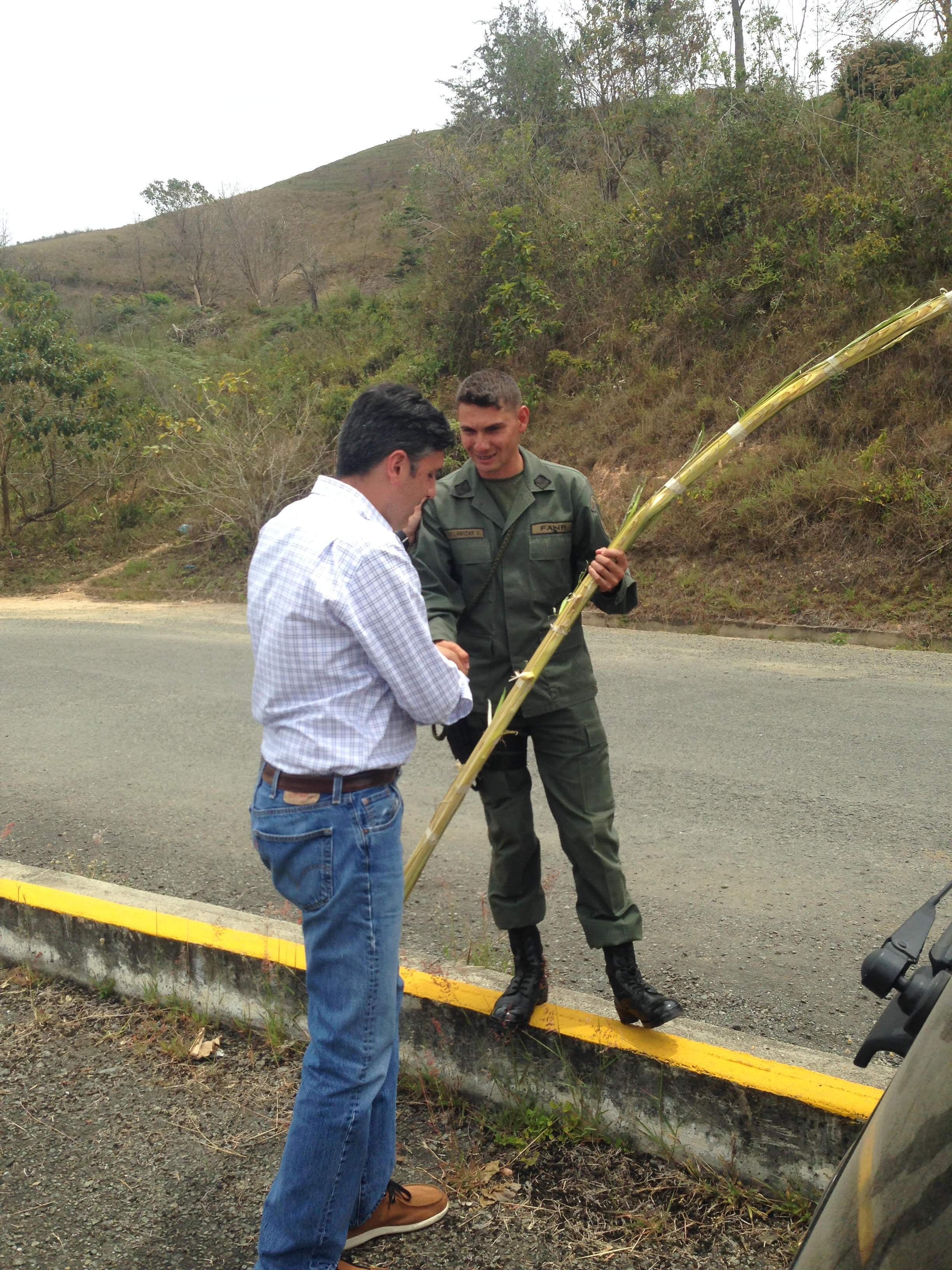 El concejal de Chacao Alfredo Jimeno entregó palma bendita en Ramo Verde