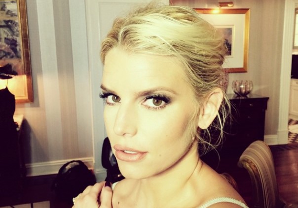 Jessica Simpson ofrece un entrevista pasadita de tragos (Video)