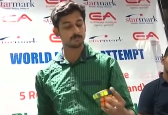 ¿Cómo resolver el famoso cubo de Rubik en un minuto y con una sola mano?