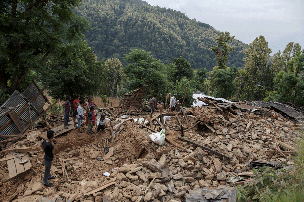 Casi un centenar de réplicas se han registrado en Nepal tras el terremoto del sábado