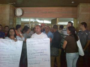 Trabajadores del Clínico Universitario protestaron frente a MinSalud