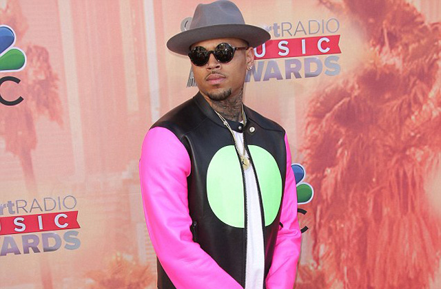 Chris Brown encontró a una fan desnuda en su cama… y le sacó esta foto