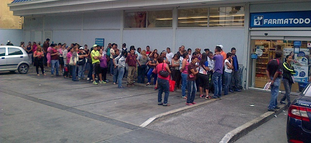 Así se encuentra la cola para comprar en Farmatodo #13Nov (Video)