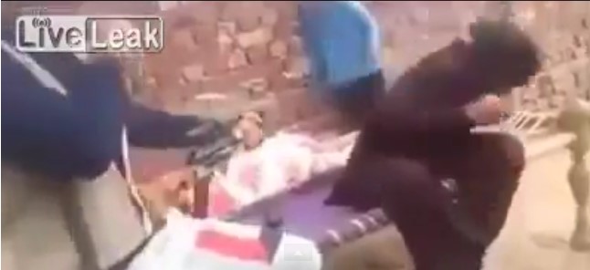 ¡Insólito! Mientras limpiaba un fusil casi mata a sus hijos (Video)