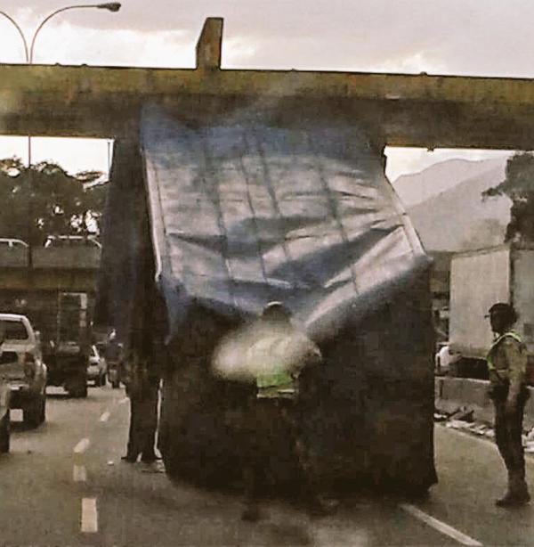 ¡Otra vez! Gandola se quedó atascada en el controlador de altura en Los Ruices (Fotos)