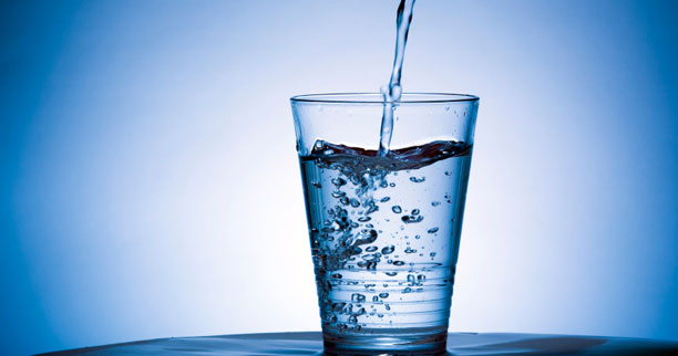 ¿Es necesario que una persona sana tome ocho vasos de agua por día?