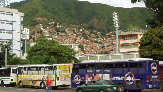 Muere transportista al quedar atrapado en una balacera en La Vega