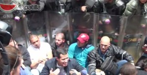En video: Agresiones de la GNB a manifestantes de Voluntad Popular frente al CNE