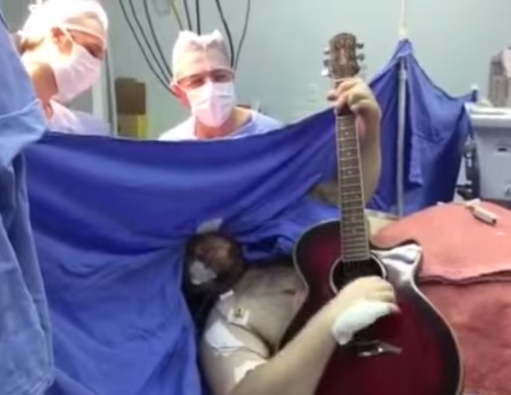 Toca canciones de “The Beatles” mientras le quitan un tumor del cerebro (Video)