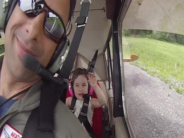 Mira cómo reacciona una niña al estar en un vuelo de acrobacias (Video)
