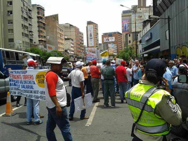 Protesta de trabajadores del Ministerio de Vivienda restringe el paso en Chacao (Fotos)