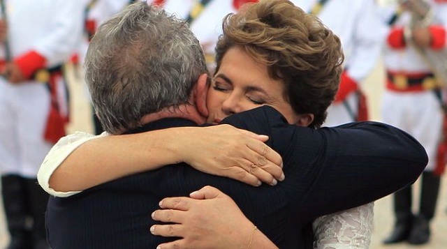 Lula y Dilma se abrazan en el acto de traspaso de mando / Archivo