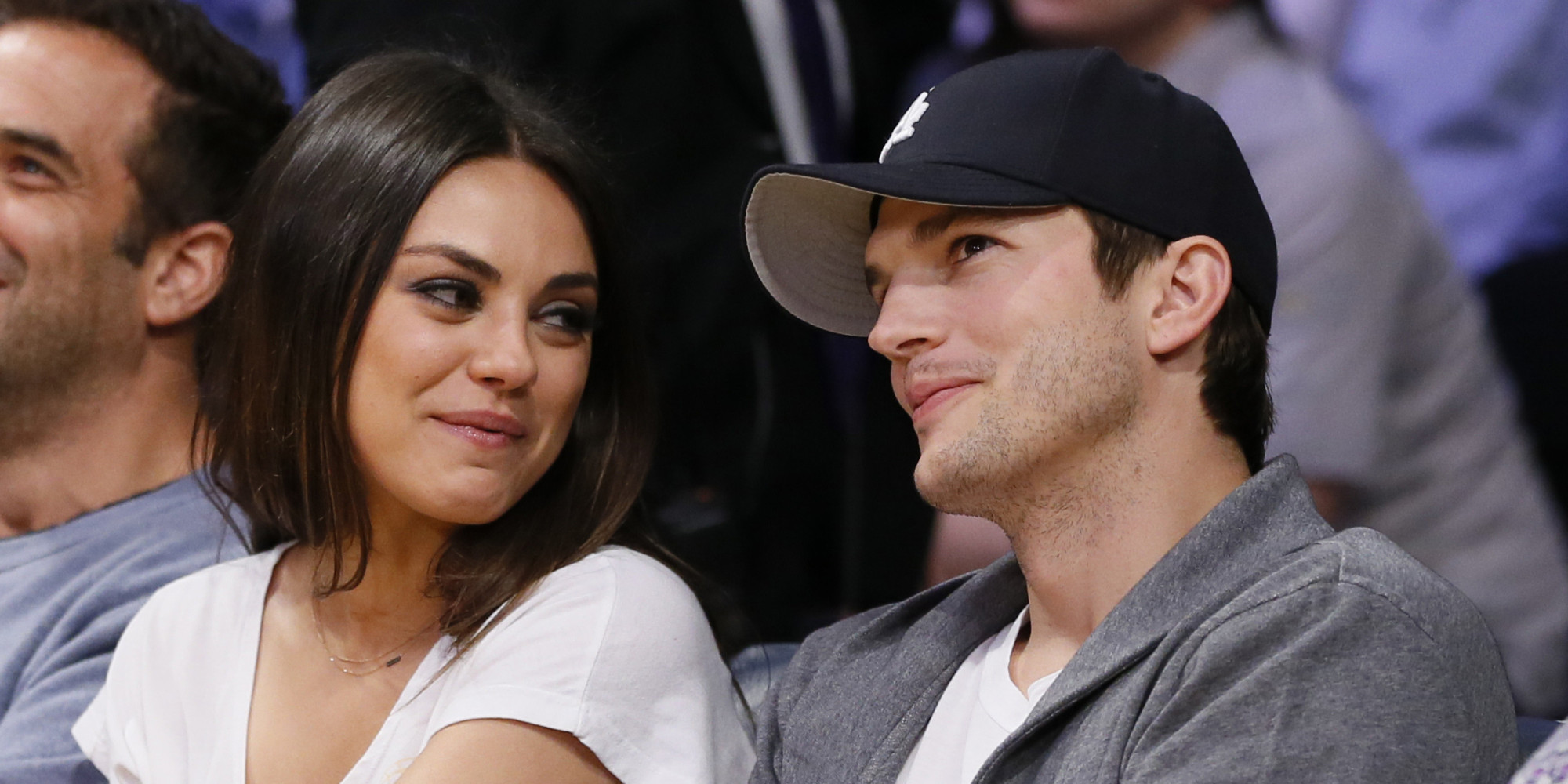 Mila Kunis y Ashton Kutcher donarán 30 millones de dólares para los refugiados de Ucrania (VIDEO)