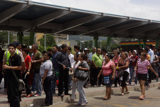 Lo detienen por golpear a mujer en el Terminal de Cúa