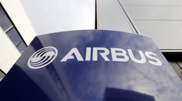 Airbus Group anunció el viernes un aumento de un 6 por ciento en su ganancia operativa estructural e ingresos del primer semestre y confirmó sus previsiones financieras para todo el año, impulsadas por los aviones de pasajeros y helicópteros. En la imagen, el logo de Airbus en la sede de Airbus en Toulouse, el 4 de diciembre de 2014.  REUTERS/ Regis Duvignau