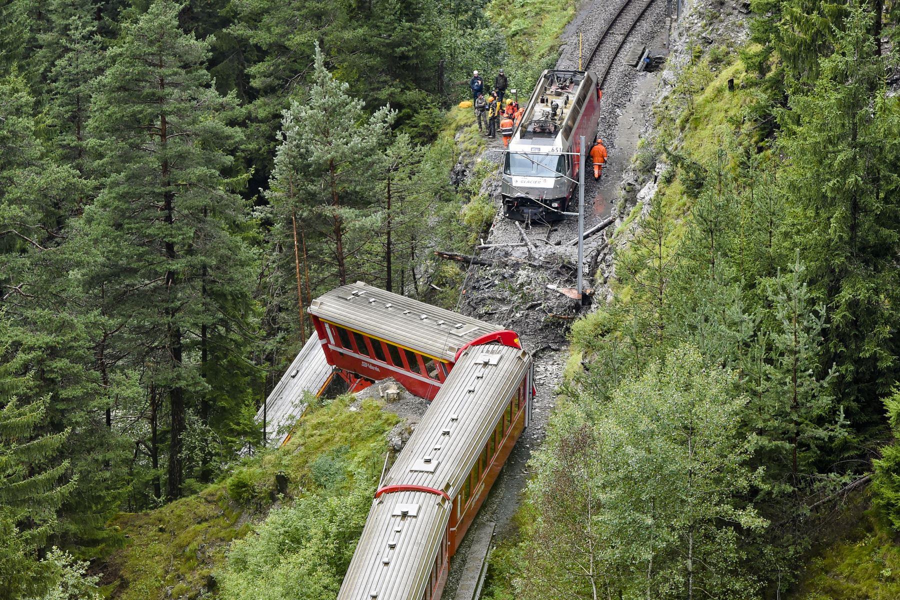 Al menos 27 muertos en India tras el descarrilamiento de dos trenes