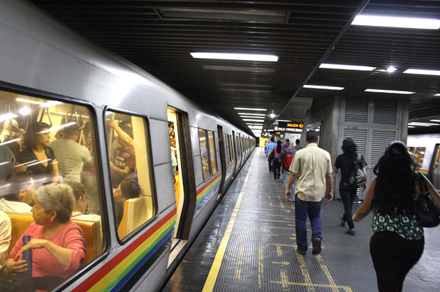 Delincuente apunta con pistola en la estación de Metro de La California