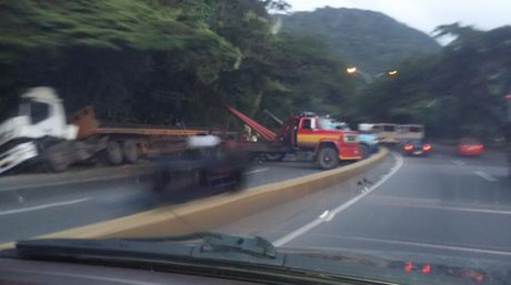 Gandola encunetada en la ARC genera fuerte retraso (Fotos)