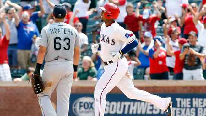 Elvis Andrus inspirado con el bate en lauro de Texas