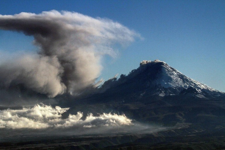 Reportan leve incremento en actividad del volcán Cotopaxi