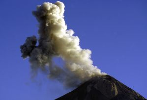 Volcán de Fuego de Guatemala registra al menos 15 explosiones