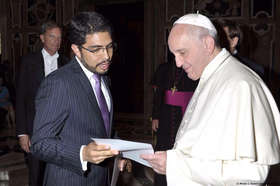 VP entregó documento al Papa Francisco donde explica situación actual venezolana