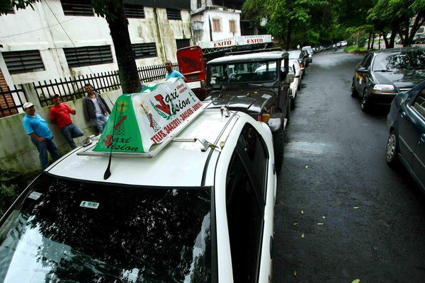 Colas de más de 200 carros para comprar baterías en San Cristóbal