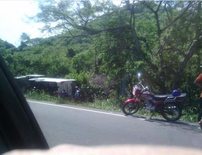 28 lesionados dejó vuelco de autobús en la Troncal 9