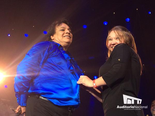 ¡Perturbador! Juan Gabriel se desató e hizo un “topless” en pleno concierto