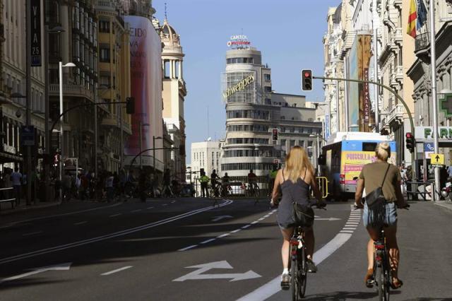  Dos mujeres recorren en bicicleta la Gran Vía de Madrid cerrada al tráfico con motivo del Día Sin Coches que, además de Madrid, celebran Valladolid, San Sebastián, y Valencia, entre 330 ciudades, con acciones que van desde limitar el tráfico privado en algunas áreas y franjas horarias a ofrecer transporte público gratuito o reducir la velocidad para "pacificar" el ambiente urbano. EFE/Mariscal