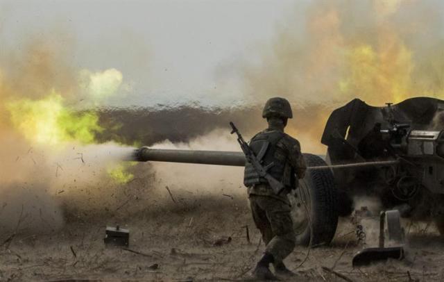 Soldados ucranianos participan en unas maniobras en el asentamiento de Urzuf cerca de Mariupol (Ucrania) hoy, 22 de septiembre de 2015. La OTAN y Ucrania firmaron hoy una declaración para reforzar la cooperación en el ámbito de la defensa durante la primera visita a este país del secretario general aliado, Jens Stoltenberg. EFE/Irina Gorbasyova