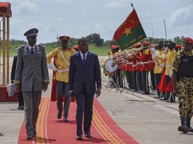 El líder de los golpistas, el general Gilbert Diendéré (izda), recibe al presidente de Benin, Yayi Boni (3ºizda), a su llegada al aeropuerto en la capital Ouagadougou (Burkina Faso) hoy, 23 de septiembre de 2015. El Ejército y los militares golpistas de Burkina Faso acordaron a última hora del martes que los sublevados serán confinados en los cuarteles y las tropas leales retrasarán sus posiciones a 50 kilómetros de la capital para evitar tensiones, informaron hoy medios locales. El líder de los golpistas, general Diendéré Gilbert, admitió a la emisora RFI el martes que el presidente Kafando será restituido este miércoles en el cargo, como pidió la CEDEAO. Diendéré todavía es el presidente del Consejo Nacional para la Democracia, la autoproclamada junta militar que ha reemplazado a las instituciones de la transición. EFE/Ahmed Yempabou