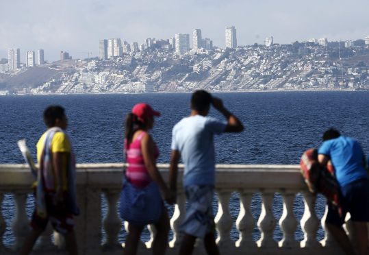 Foto: El paseo marítimo de Viña del Mar con la playa de Reñaca al fondo, en Chile. La ciudad balnearia es uno de los puntos más turísticos del país andino y la finalización de su festival internacional de la canción marca la clausura de la época estival en Chile. EFE/Felipe Trueba