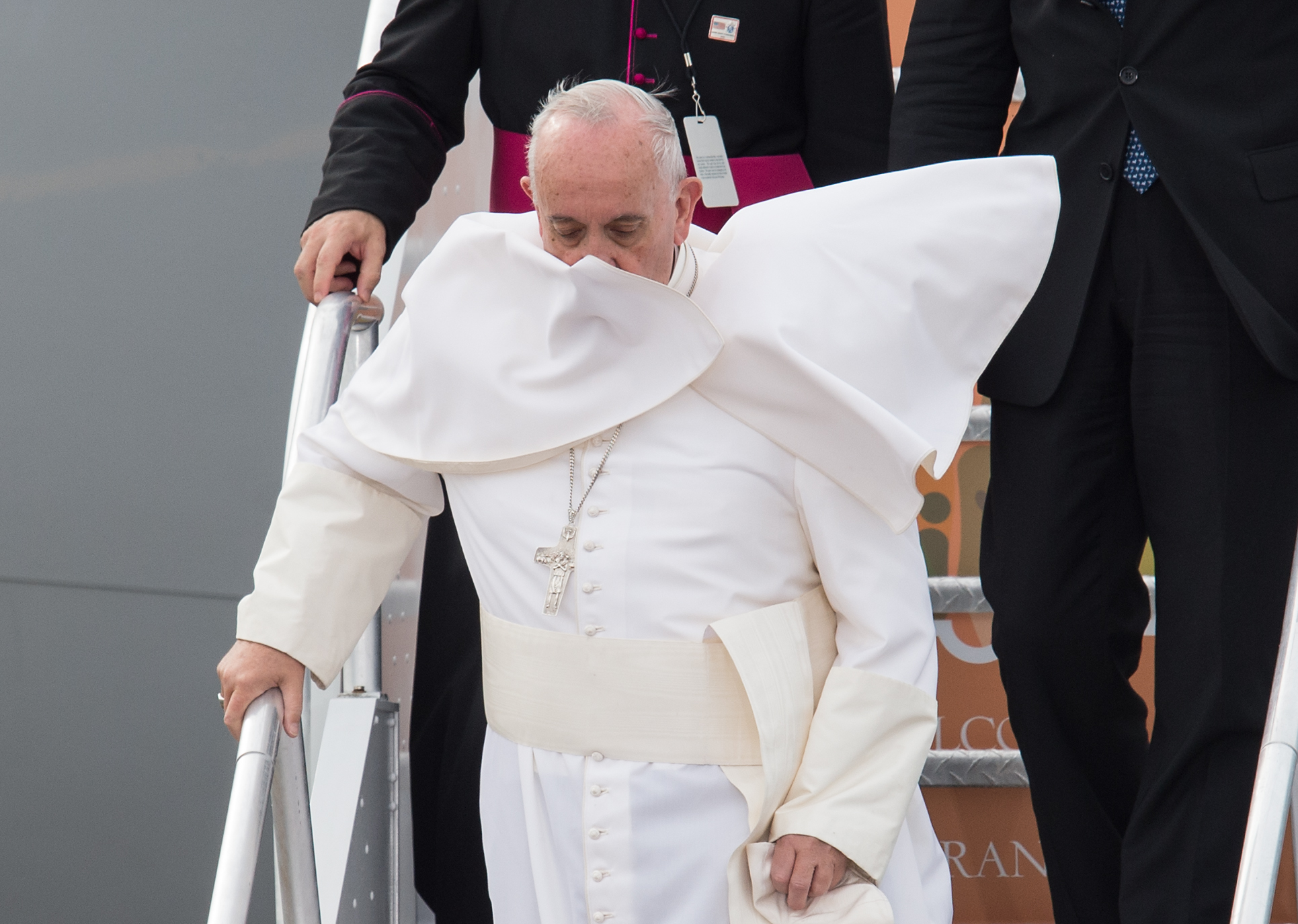 El Papa sufre de ciática y tiene problemas en una rodilla, por eso le cuesta subir y bajar escaleras