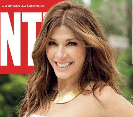 ¡Sin photoshop! A sus 50 años, Catherine Fulop posa en bikini para revista (Foto)