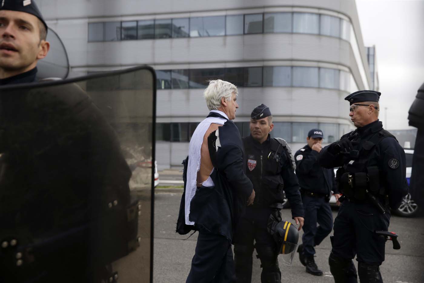 Cuatro sindicalistas detenidos tras agresión a directivos de Air France