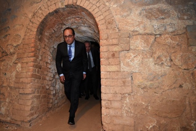 El presidente francés, Francois Hollande, visita el sitio conmemorativo del campo de internamiento Les Milles (Memorial Du Camp des Milles), el 8 de octubre, 2015, en Aix-en-Provence, en el sur de Francia. El Campo de Les Milles se utilizó inicialmente para internar alemanes y ex austriacos que viven en la zona de Marsella y se convirtió en 1940 un "campamento para personas indeseables" cuando unos 3.500 artistas e intelectuales fueron detenidos allí. En 1942 el campo se convirtió en un campo de tránsito y la deportación. Algunas 10.000 personas transitaron allí, entre los cuales 2.500 hombres judíos, mujeres y niños fueron deportados al campo de concentración de Auschwitz. AFP PHOTO / POOL / ANNE-CHRISTINE POUJOULAT