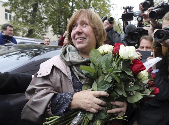  La escritora y periodista bielorrusa Svetlana Alexievich sonríe a su llegada a una rueda de prensa en Minsk (Bielorrusia) hoy, 8 de octubre de 2015. La escritora ha ganado hoy el Premio Nobel de Literatura, según anunció la Academia Sueca hoy en Estocolmo. EFE/Tatyana Zenkovich