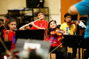 Niños de Miami aprenden música en centro inspirado en El Sistema venezolano