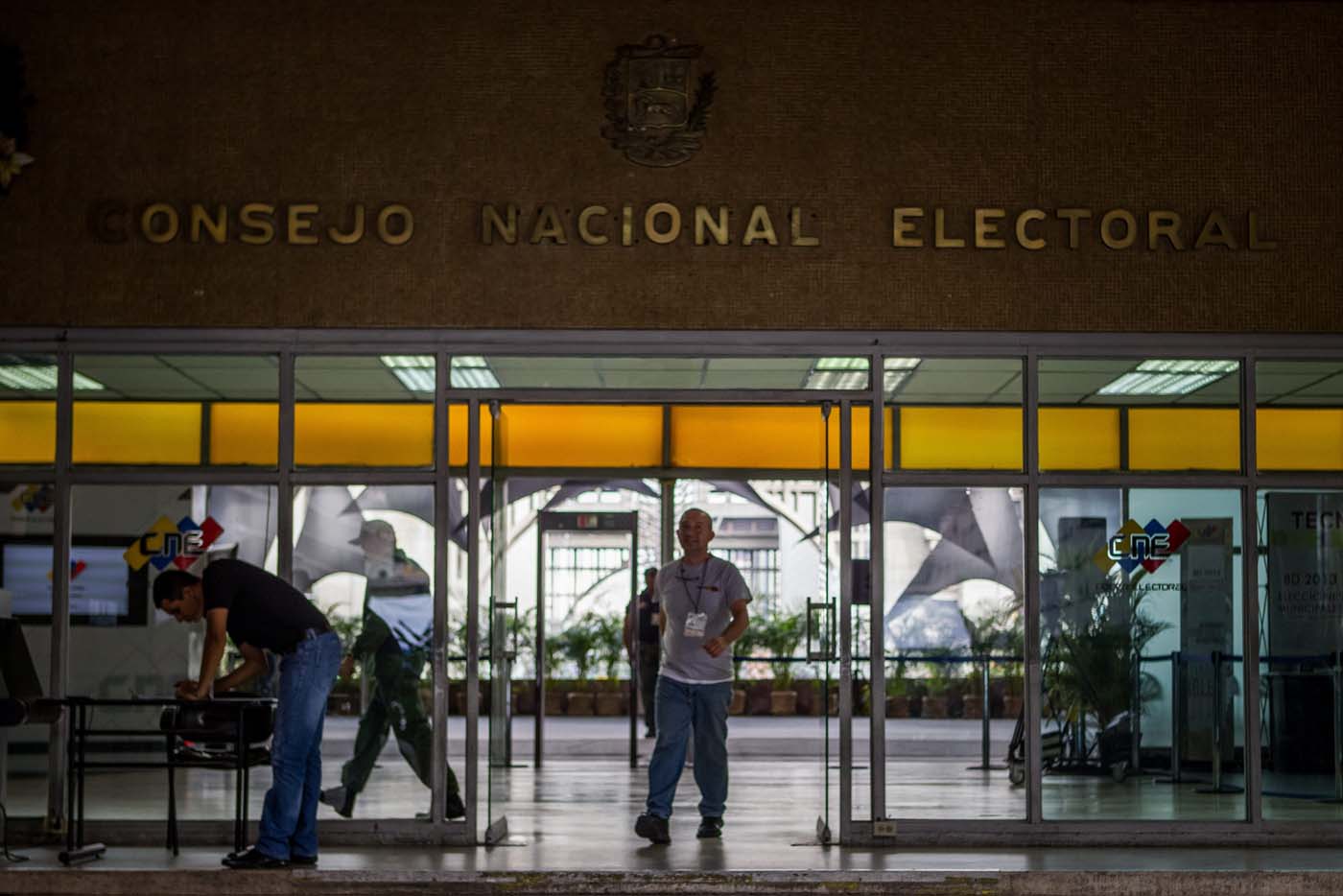 CNE invitó a Zapatero y Torrijos a acompañar las elecciones del 6D