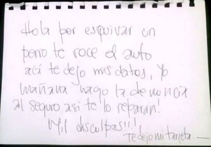 ¡Igualito que aquí! Chocó un auto estacionado y dejó una nota ofreciendo disculpas (Foto)