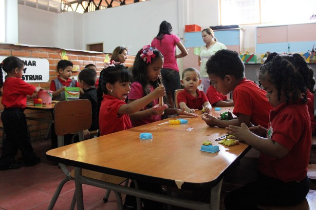 niños en clase municipio sucre