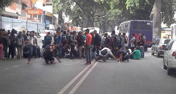 Estudiantes del Iutirla protestan en la Av. Páez en El Paraíso (Fotos)